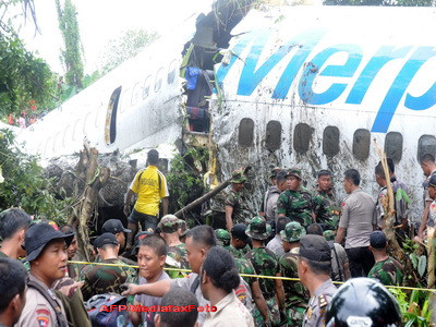 Inca un avion prabusit, in Indonezia! Din fericire, nimeni nu a murit