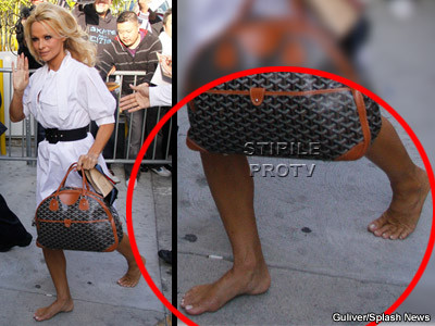 Saraca Pamela Anderson! Nu mai are nici bani de pantofi buni?