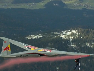 Super tare! Se plimba de pe un avion pe altul! In zbor!