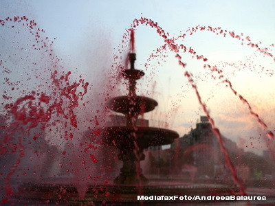 Apa fantanilor din centrul Bucurestiului, colorata in rosu!