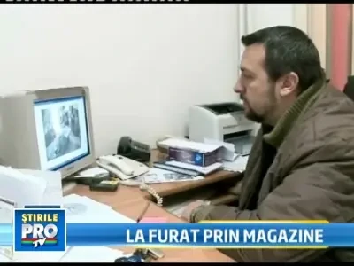 Hoata prinsa la furat! Numara banii in fata camerelor de supraveghere!