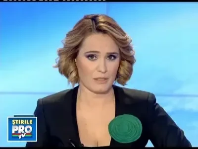 Hoata prinsa la furat! Numara banii in fata camerelor de supraveghere!