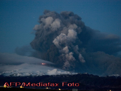 Revista presei: Oameni evacuati din calea unui vulcan activ din Sumatra