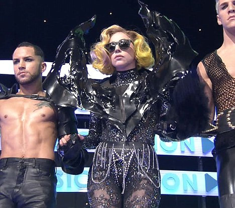 Lady GaGa a trecut de la homarul din cap la aripile de liliac