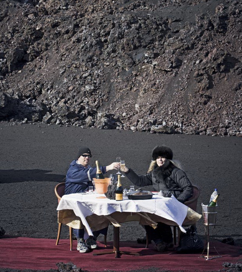 Inedit: Cina romantica gatita in lava, cu vedere la eruptie