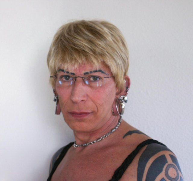 Barbat sau femeie? Fund de mascul, sani de dama! Tu ce crezi ca e?