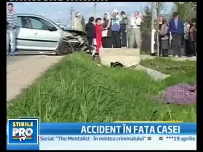 Spulberate de o masina cand stateau la povesti in fata portii!