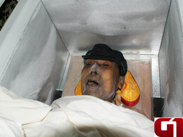 Si-au congelat bunicul mort si l-au pus la loc de cinste, in sufragerie!