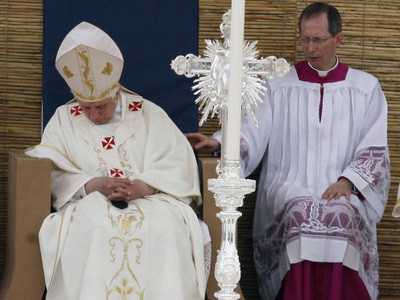 Somnoroase pasarele: Papa Benedict a adormit la slujba! Vezi VIDEO