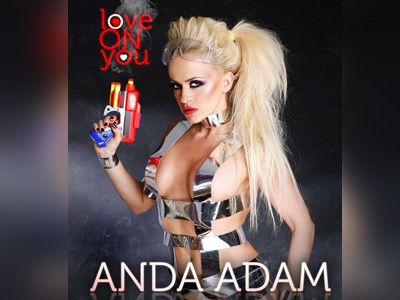 Anda Adam trage de fiare mai bine ca un barbat! VIDEO