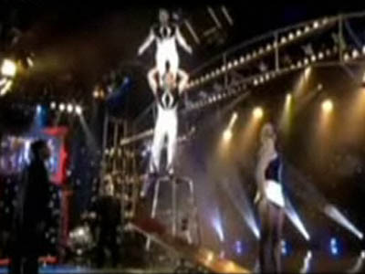 Un circ mai putin ...obisnuit! Soldatii columbieni, acrobati desavarsiti