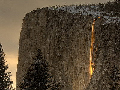 Super imagini: Cascada de apa... in flacari