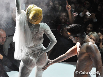 Lady Gaga i-a socat pe japonezi!