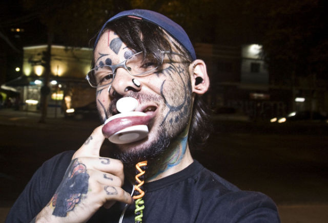 Si-a facut un piercing de abia mai poate manca! Vezi GALERIA FOTO!