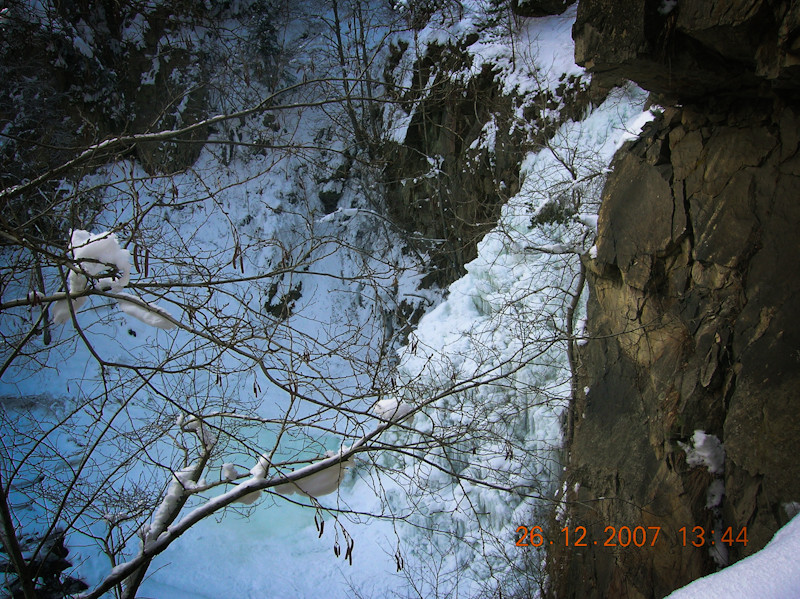Au fost la un pas de moarte dupa ce au ajuns pe marginea unei cascade
