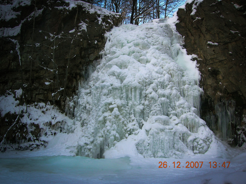 O baie intr-o cascada cu apa rece ca gheata! Asa scapa japonezii de stres