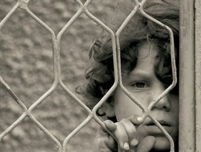 "Vreau si eu parintii mei": copiii care isi duc viata pe lista de asteptare pentru a primi o familie