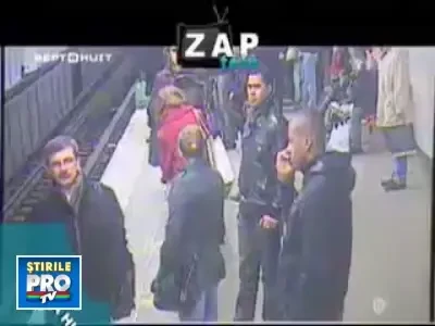 NEBUN DE LEGAT! A impins o femeie in fata metroului!