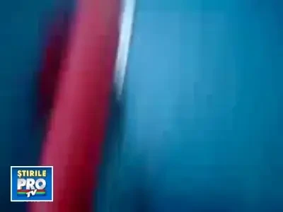 Urmasul lui Tarzan la volan: un sofer englez care conduce cu coatele!