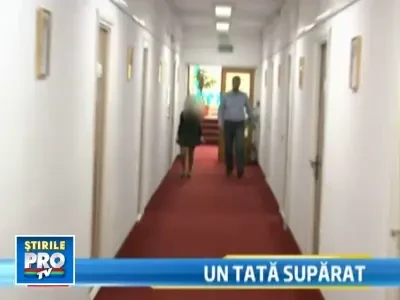 Si-a abandonat copilul pe scarile primariei pentru a merge la furat