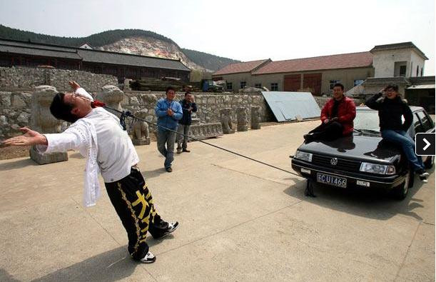 INCREDIBIL! Trage dupa el o masina de 1,5 tone… cu pleoapele!