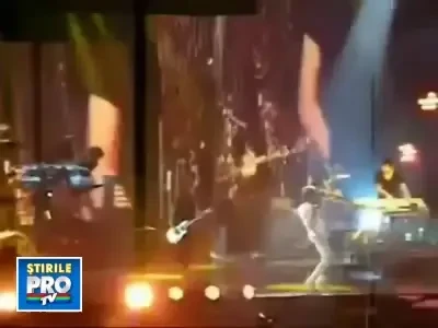 Rihanna a cazut in genunchi pe scena! VIDEO