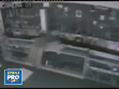 A incercat un furt ca-n filme, dar a facut tandari vitrinele unui magazin