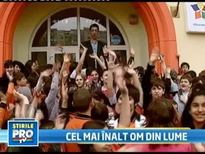 Are 2,46 metri inaltime si isi cauta iubita. Ce zici, te oferi?