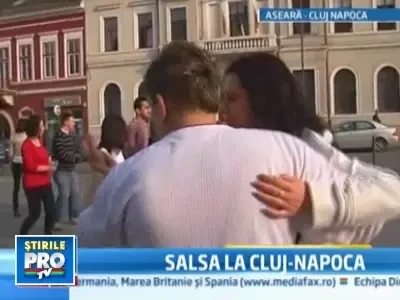 Demonstratie de salsa pe strazile Clujului