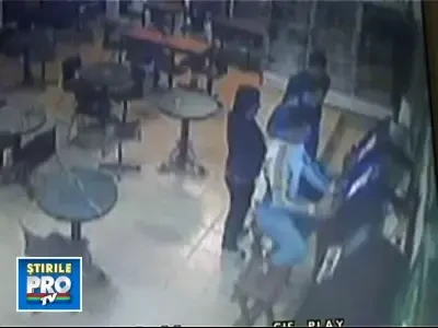 IMAGINI SPECTACULOASE!A facut prapad dupa ce a intrat cu masina intr-un bar