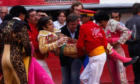 IMAGINI SOCANTE! Toreador, in stare grava dupa ce a fost impuns de un taur