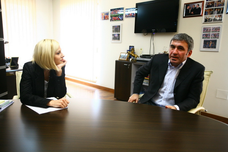 Hagi i-a dat Danei Rogoz tricoul sau cu numarul 10 si un autograf!