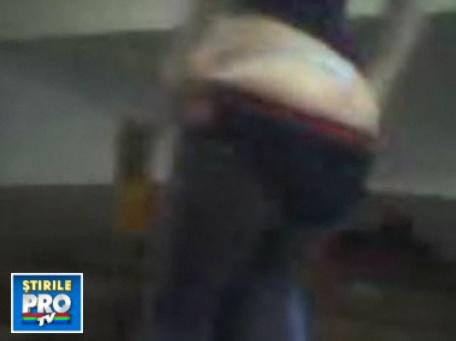 Cand profu' nu-i in clasa, elevele fac striptease pe masa!