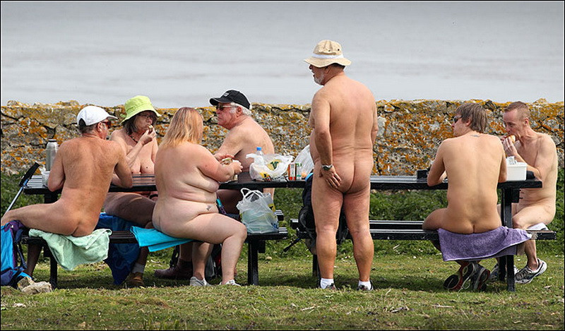 Nudistii cuceresc lumea, statiune dupa statiune