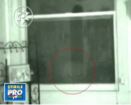 A filmat un EXTRATERESTRU chiar in casa lui! Facatura?! Mai gandeste-te!
