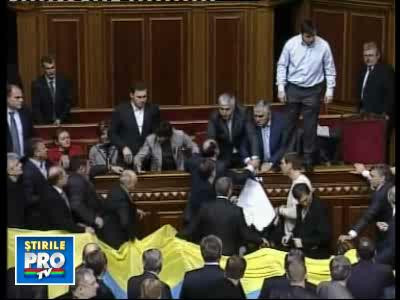 Ce au in comun alesii din intreaga lume? Se injura si se bat in Parlament