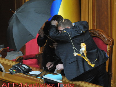 Bataie cu oua in parlamentul ucrainean! VIDEO