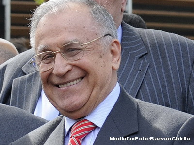 Ce are Iliescu in portofel: buletin, carnet de revolutionar si pieptene!