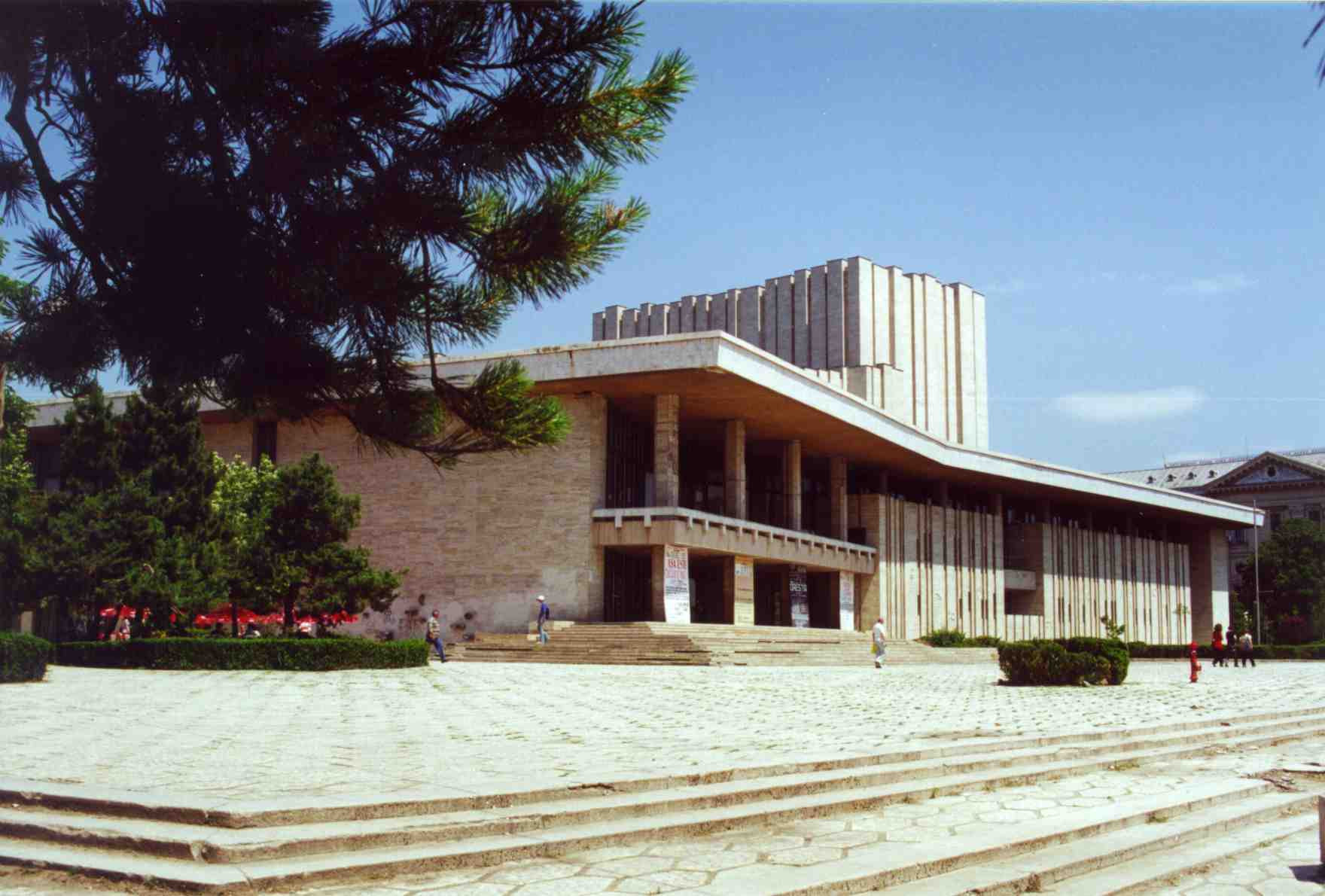 Protest oltenesc! O dadura-n dansul pinguinului pentru salarii mai mari