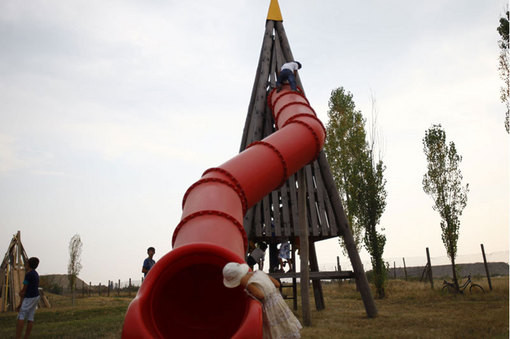 Pitesti: Cabluri neizolate si improvizatii periculoase in oraselul copiilor