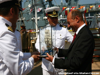 Traian Basescu isi asigura viitorul: si-a reinnoit brevetul de marinar!