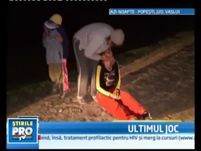 Urcase sa-si ia mingea de pe un stalp, dar a sfarsit electrocutat