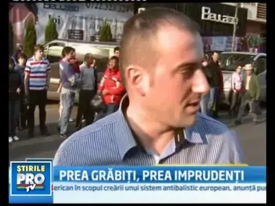 INCONSTIENTI PE SOSELE! Scuter rupt in doua, dupa ce s-a izbit de un taxi