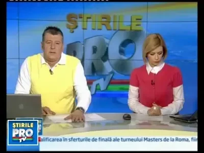 Un incendiu puternic a mistuit mansarda unui bloc de 10 etaje din Focsani