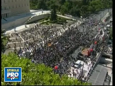 Ciocniri intre fortele de ordine si manifestanti, in Grecia!