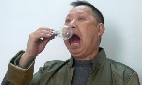 A mancat peste 1500 de becuri! Un chinez are acest meniu de 42 ani