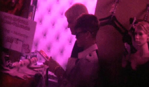 A ramas in pana de vibratoare?! Rihanna a dat iama la sex shop! VIDEO!