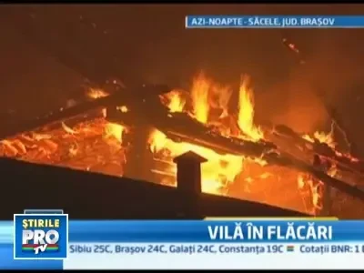 Au privit neputinciosi cum casa lor se transforma in cenusa!