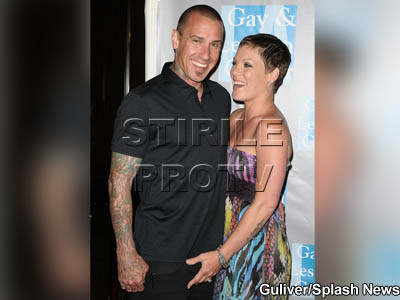 Pink, cu penisul sotului in mana! In vazul tuturor!