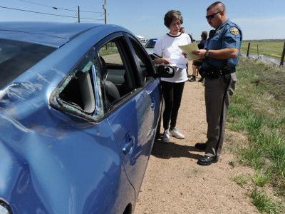Un avion a tamponat o masina... Pilotul a fugit de la locul accidentului